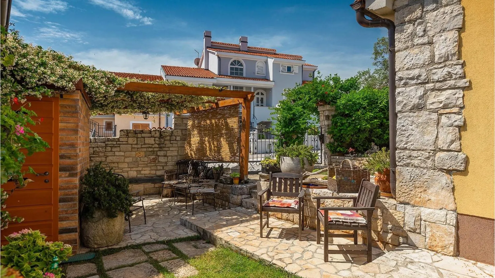 Villa Fani Pula 0*,  Croatia